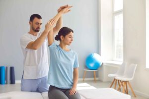Rehabilitación de codo movilidad, fuerza y recuperación